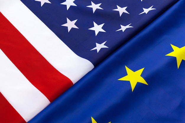 Zbliżenie flagi USA i Unii Europejskiej, leżąc razem na stole