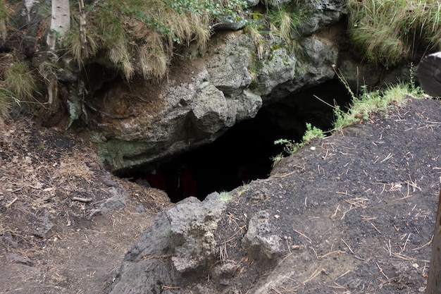 Zdjęcie zbliżenie formacji skalnej w jaskini