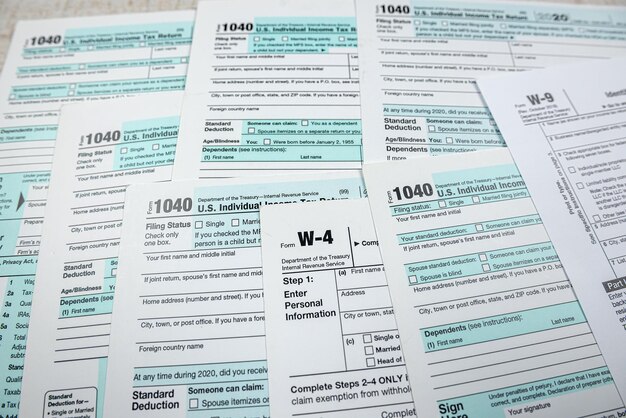 Zbliżenie formularza 1040 amerykańskiego podatku dochodowego od osób fizycznych na biurku