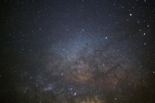Zbliżenie galaktyki Drogi Mlecznej Fotografia o długiej ekspozycji z ziarnem