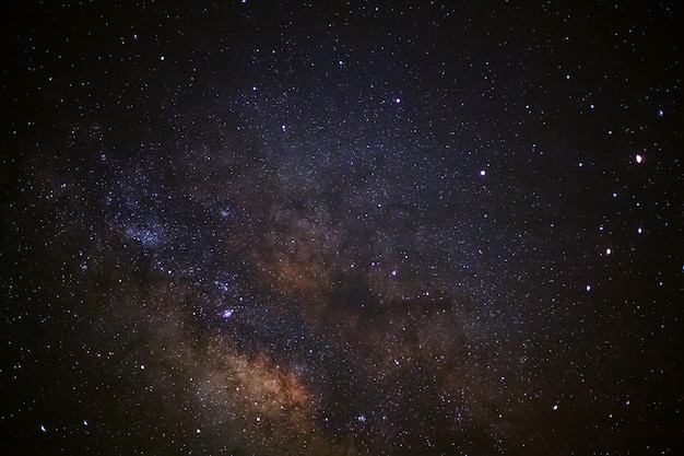 Zbliżenie galaktyki Drogi Mlecznej z gwiazdami i pyłem kosmicznym we wszechświecie Fotografia z długim czasem naświetlania