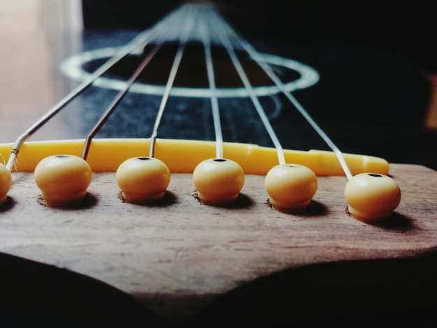 Zdjęcie zbliżenie gitary na stole