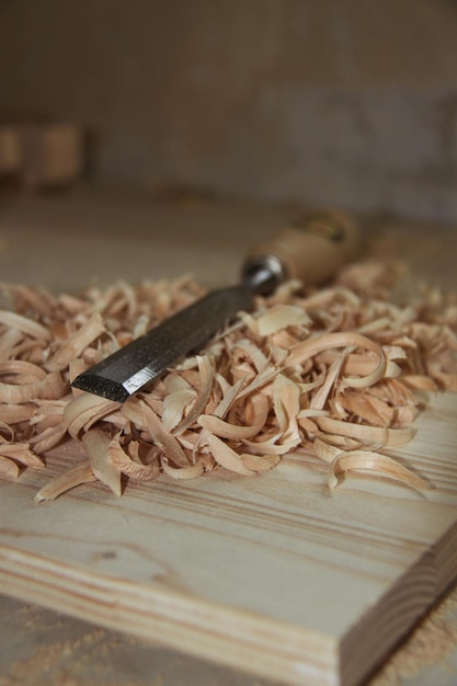 Zdjęcie zbliżenie golenia drewna na desce do cięcia
