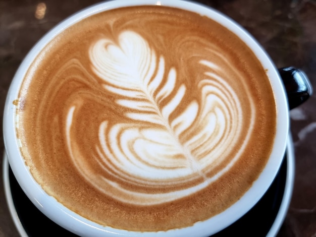 Zdjęcie zbliżenie gorącej kawy latte art tło