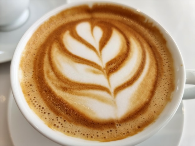Zbliżenie gorącej kawy latte art tło