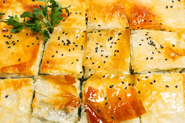 Zdjęcie zbliżenie greckiego pie spanakopita domowe wegańskie jedzenie