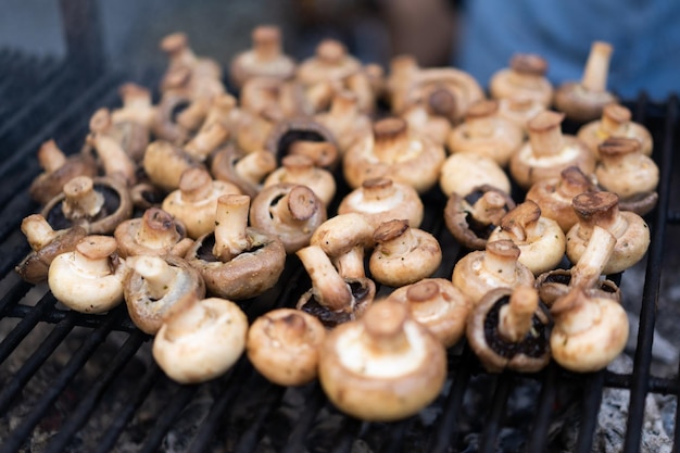 Zbliżenie grillowanych smażonych grzybów