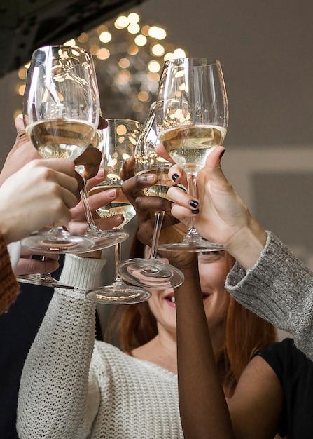 Zdjęcie zbliżenie grupa przyjaciół opiekania kieliszki do wina