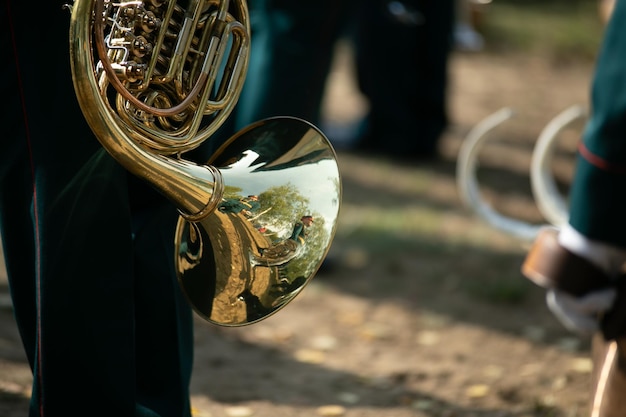 Zdjęcie zbliżenie gry na gitarze na ulicy