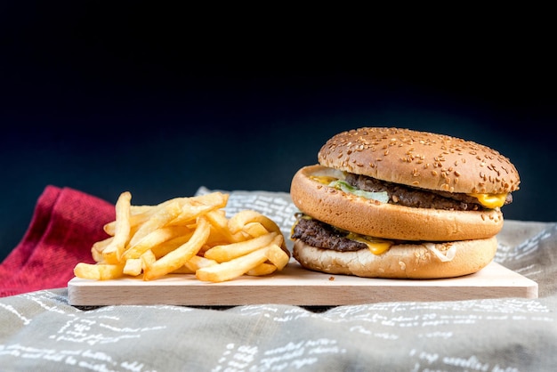 Zbliżenie hamburgera i frytek