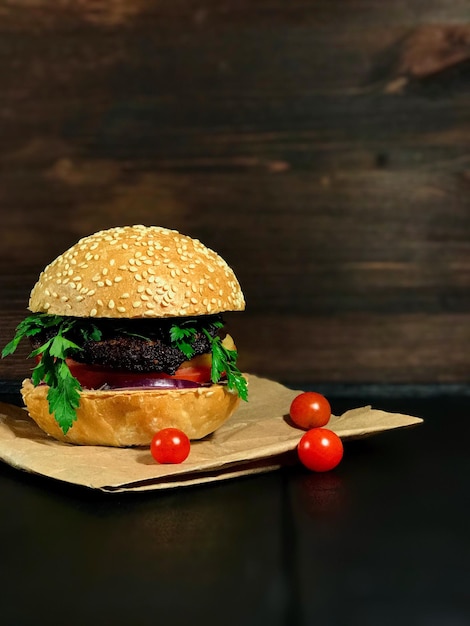 Zbliżenie hamburgera i pomidorów wiśniowych