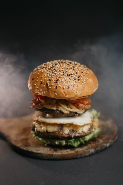 Zbliżenie hamburgera na czarnym tle