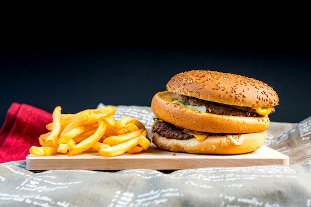 Zbliżenie hamburgera na czarnym tle