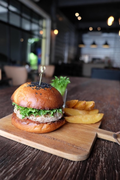 Zdjęcie zbliżenie hamburgera na stole w restauracji