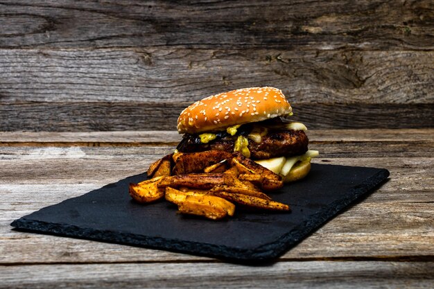 Zdjęcie zbliżenie hamburgera na stole