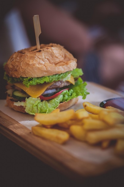 Zbliżenie hamburgera na stole
