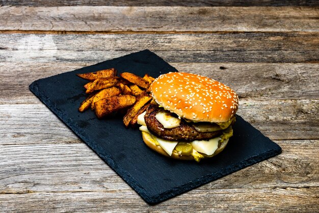 Zdjęcie zbliżenie hamburgera na stole