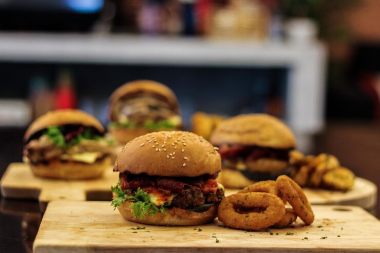 Zdjęcie zbliżenie hamburgera na stole