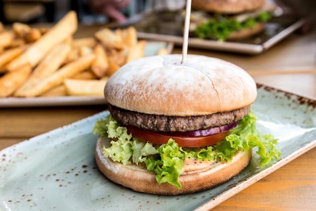 Zbliżenie hamburgera na stole