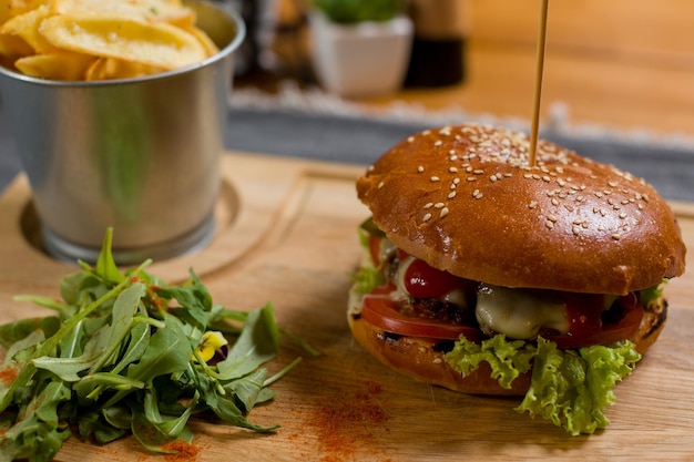 Zdjęcie zbliżenie hamburgera na stole