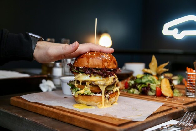 Zdjęcie zbliżenie hamburgera na stole