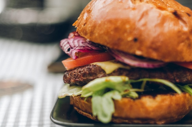 Zdjęcie zbliżenie hamburgera na tacce na stole