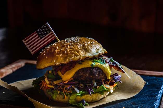 Zdjęcie zbliżenie hamburgera na talerzu na stole