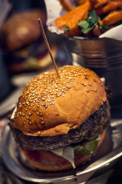 Zbliżenie hamburgera na talerzu