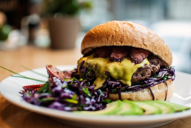 Zdjęcie zbliżenie hamburgera na talerzu