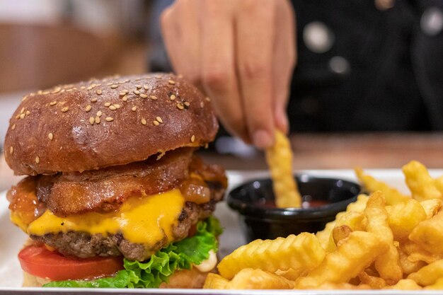 Zdjęcie zbliżenie hamburgera na talerzu