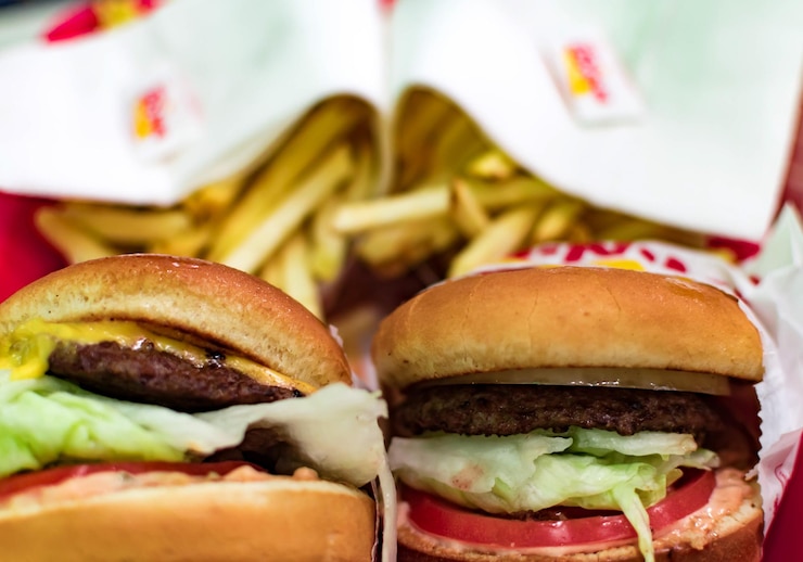 Zdjęcie zbliżenie hamburgera na talerzu