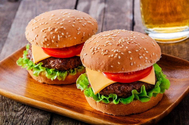 Zbliżenie hamburgerów na tacce