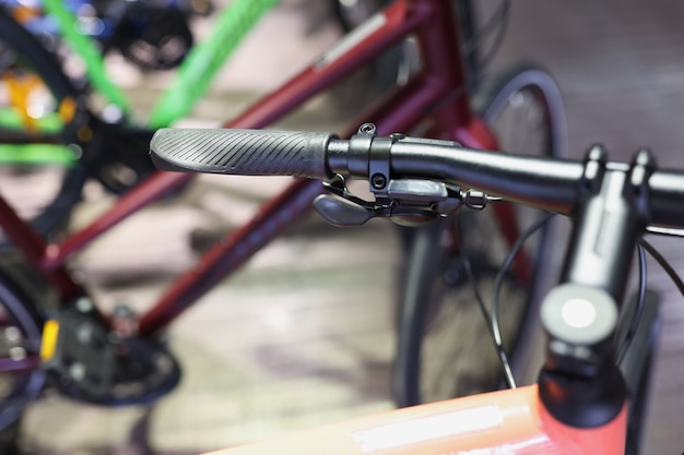 Zdjęcie zbliżenie hamulca ręcznego na kierownicy roweru w warsztacie naprawa i konserwacja rowerów