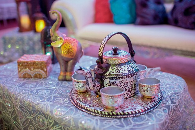Zdjęcie zbliżenie herbaty podawanej na stole