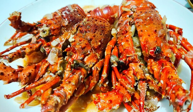 Zdjęcie zbliżenie homara z sosem padang na talerzu