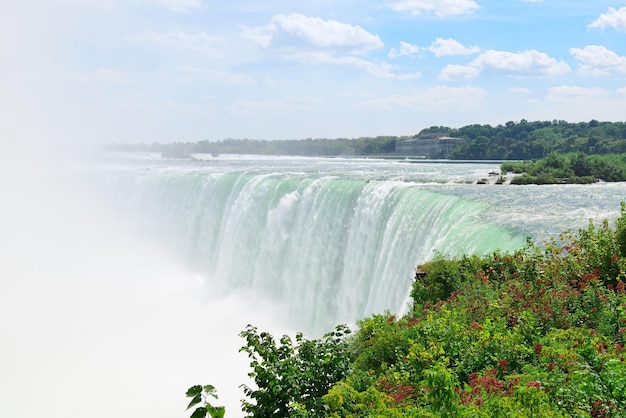 Zbliżenie Horseshoe Falls w dzień z mgłą