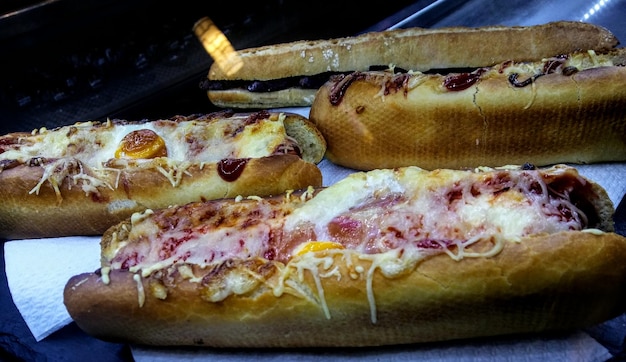 Zdjęcie zbliżenie hot dogu na grillu