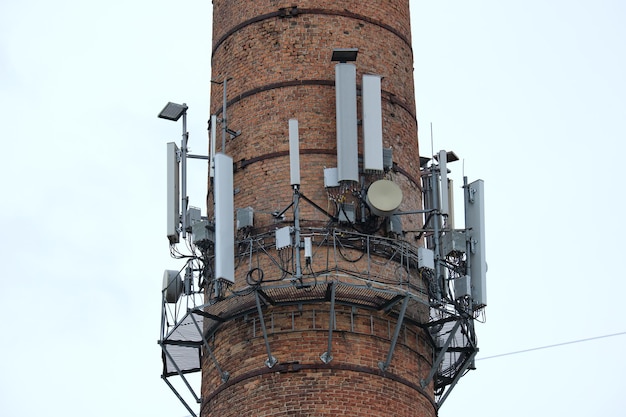 Zbliżenie I Szczegółowy Widok Różnych Wyposażonych Wież Telekomunikacyjnych Gps 3g 4g I 5g