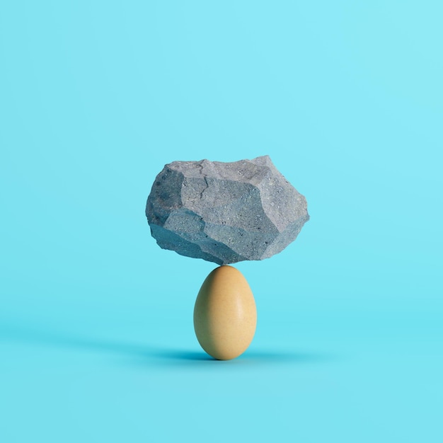 Zbliżenie jajka pod skałą na niebieskim tle