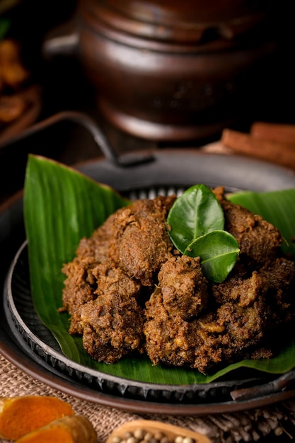 Zbliżenie jedzenia na talerzu rendang mięso pikantne z Indonezji