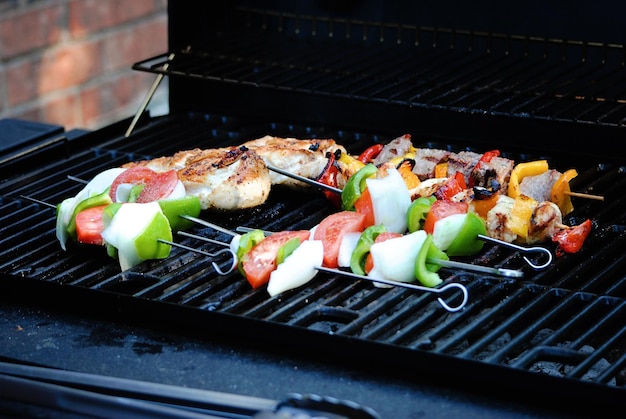 Zbliżenie jedzenia w szczypach na grillu barbecue