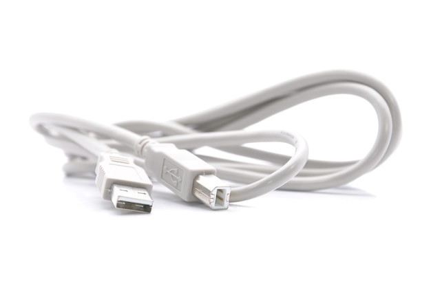 Zbliżenie kabla USB na białym tle