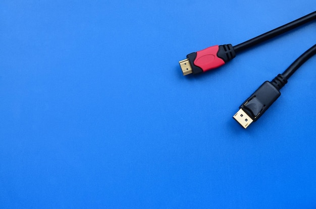 Zdjęcie zbliżenie kabli usb na niebieskim tle