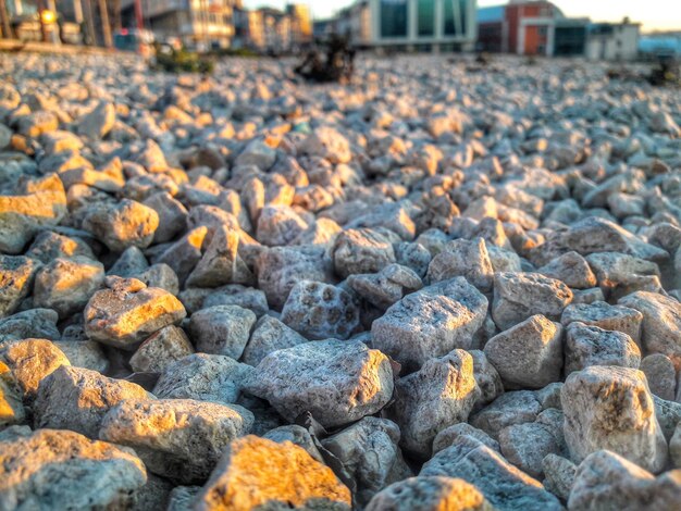 Zdjęcie zbliżenie kamieni na plaży