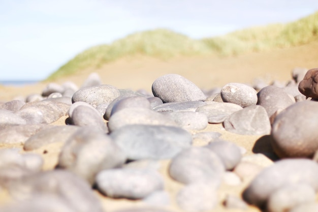 Zdjęcie zbliżenie kamieni na plaży