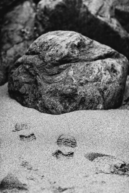 Zdjęcie zbliżenie kamienia w piasku