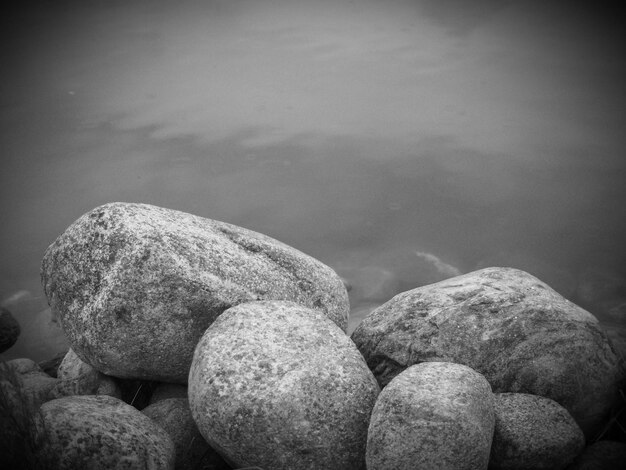 Zdjęcie zbliżenie kamienia w wodzie
