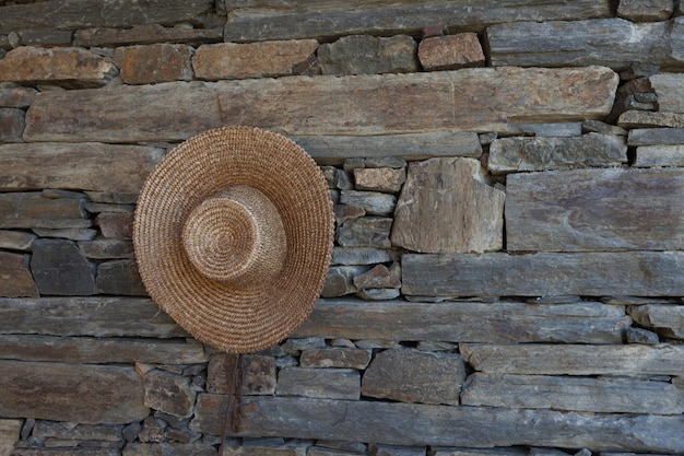 Zdjęcie zbliżenie kamiennej ściany i kapelusza