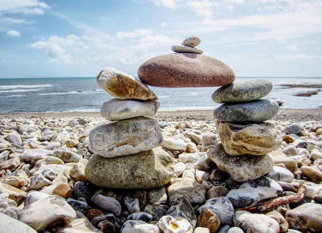 Zbliżenie kamyków na plaży na tle nieba