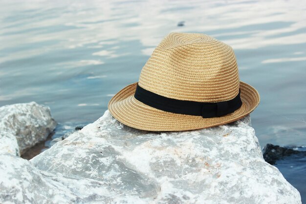 Zdjęcie zbliżenie kapelusza na tle morza